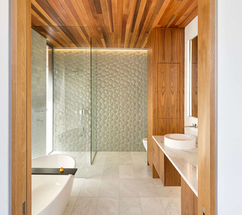 Идеи плитки для ванной комнаты - установите 3D-плитку, чтобы добавить текстуру в вашу ванную комнату // Пузырько выглядящие стеклянные плитки на одной стене этой ванной придают комнате игривый вид и добавляют текстуру пространству, которое вы не часто найдете в ванных комнатах.