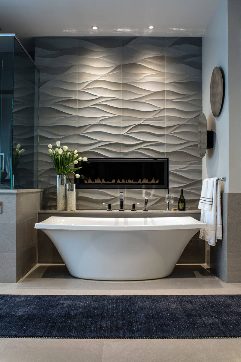 Идеи плитки для ванной комнаты - установите 3D-плитку, чтобы добавить текстуры в вашу ванную комнату // Волнистые плитки за ванной и вокруг встроенного камина создают особенную стену, которая также может служить искусством.