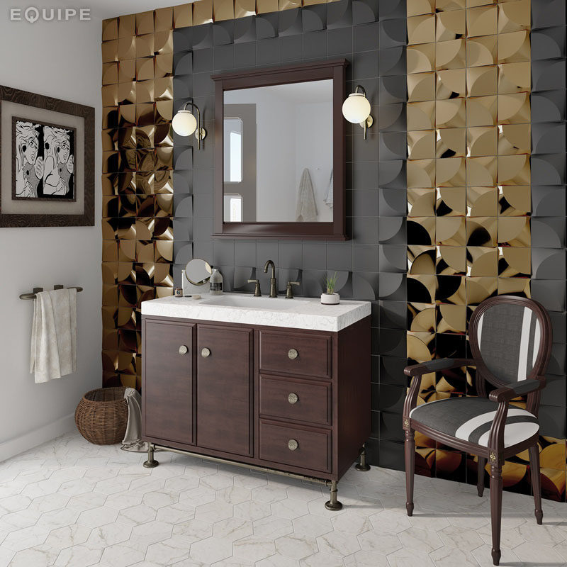 Идеи плитки для ванной комнаты - установите 3D-плитку, чтобы добавить текстуры в вашу ванную комнату // Контраст матовой черной и блестящей золотой 3D-плитки вокруг тщеславия этой ванной комнаты создает утонченный вид, одновременно мужской и женственный.