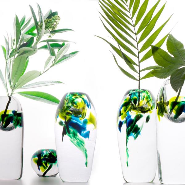 Стеклянная ваза нежных цветов, вдохновленных тропическим лесом.