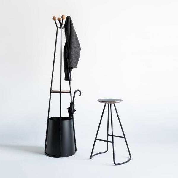 Современная подставка для зонтов с вешалкой и подходящий стул.