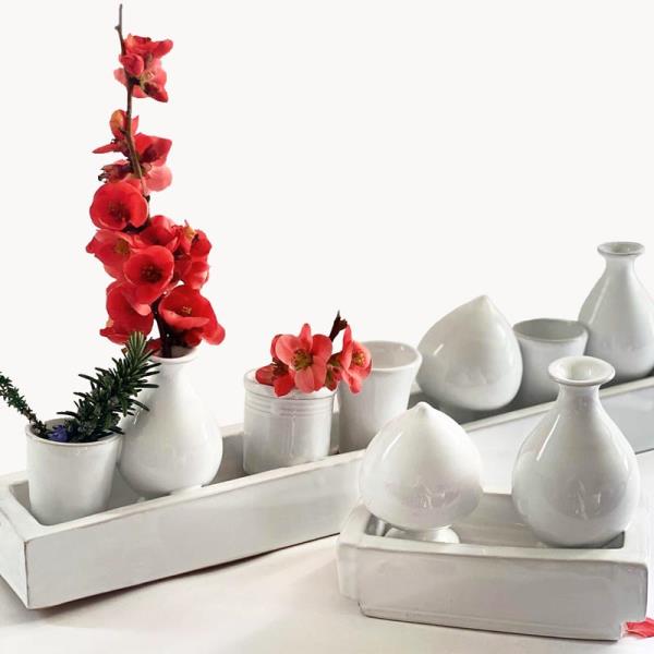 Коллекция маленьких белых современных ваз.