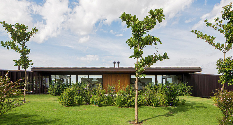 CA House в Браганса Паулиста, Бразилия, спроектированный Якобсеном Аркитетурой. 