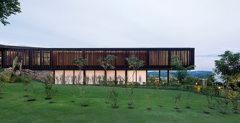 CA House в Браганса Паулиста, Бразилия, спроектированный Якобсеном Аркитетурой. 