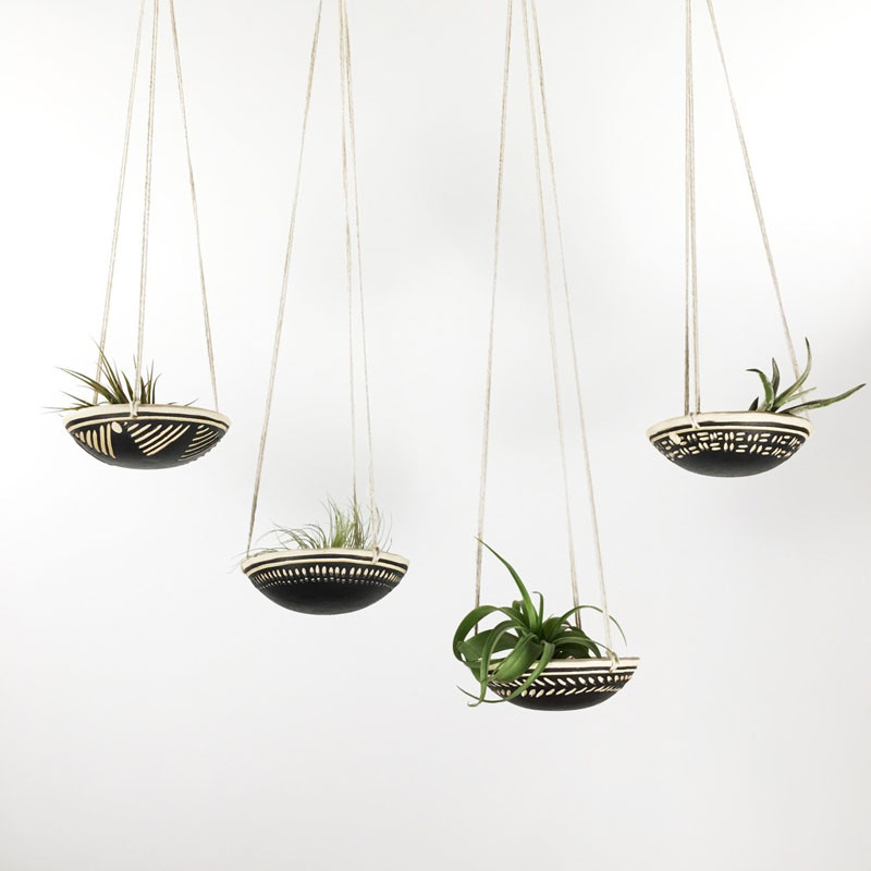 12 элегантных способов разместить воздушные растения в вашем доме // Эти монохромные вешалки демонстрируют ваши воздушные растения с потолка. # Воздушные заводы # СовременныйДекор # Плантации # СовременныйДекор