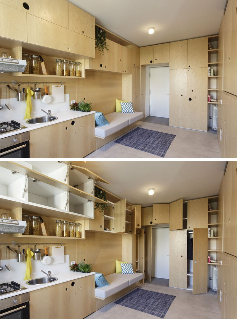 В этой крошечной квартире есть гостиная и кухня, разделяющие пространство, с большим количеством шкафов для хранения вещей 