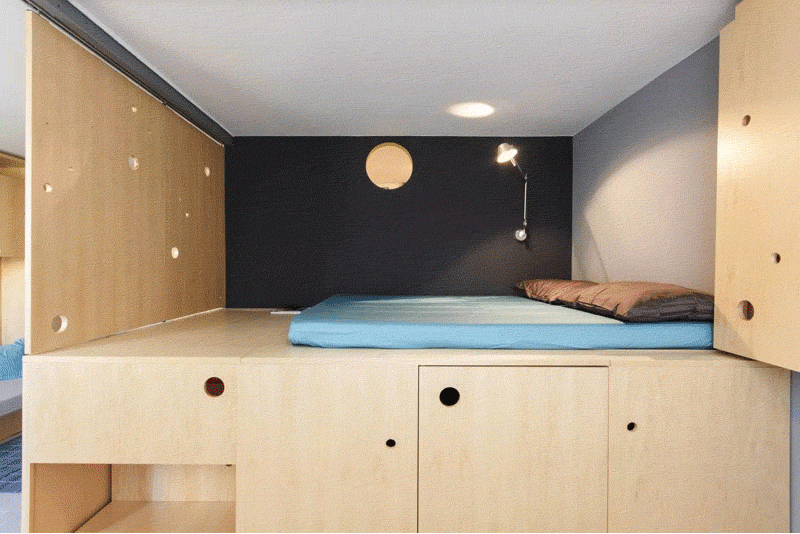 Эта кровать-чердак позволяет добавить в квартиру дополнительное место для хранения вещей, но с таким дизайном они приподнять ее, чтобы открыть шкаф под ней 