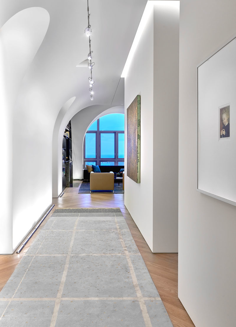 Арки в этом современном пентхаусе предлагают впечатляющее пространство для коллекции произведений искусства владельца и смягчают воздействие 14-футовых потолков. # Арки # Архитектура # Прихожая # Сводчатый потолок # Высокие потолки
