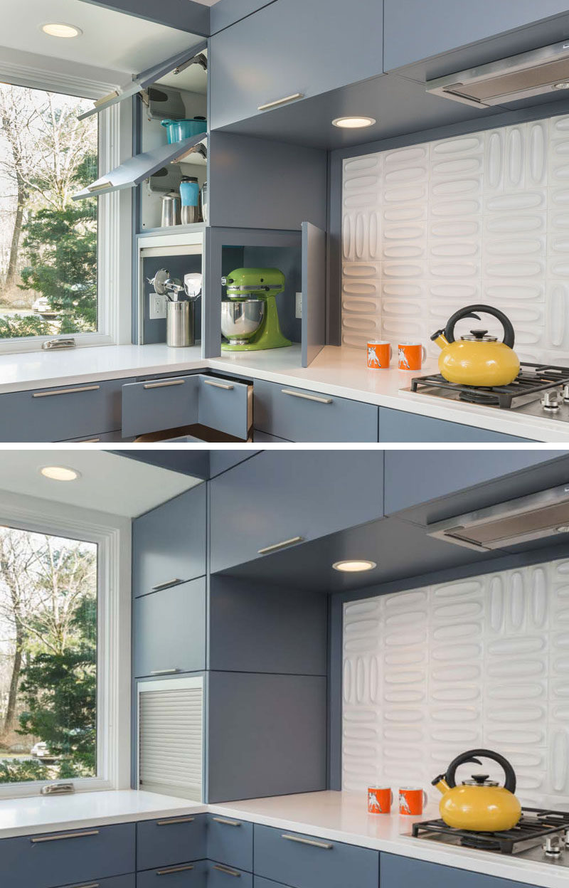 Идея дизайна кухни - храните кухонную технику в специальном гараже // Серебряная дверь гаража сдвигается, открывая внутреннюю часть места для хранения бытовой техники, а синяя дверца шкафа открывается с другой стороны, чтобы обеспечить еще больший доступ к бытовой технике, когда вам нужно их использовать. #ApplianceGarage #KitchenIdeas #KitchenDesign