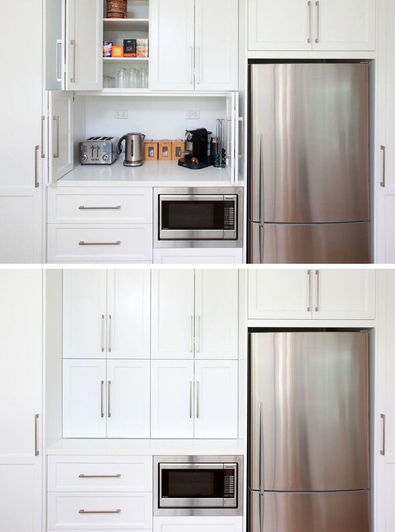 Идея дизайна кухни - храните кухонную технику в специальном бытовом шкафу // Складные дверцы скрывают пространство над микроволновой печью, достаточно большое, чтобы вместить несколько приборов и все, что вам нужно, чтобы приготовить комфортную чашку чая. #ApplianceGarage #KitchenIdeas #KitchenDesign