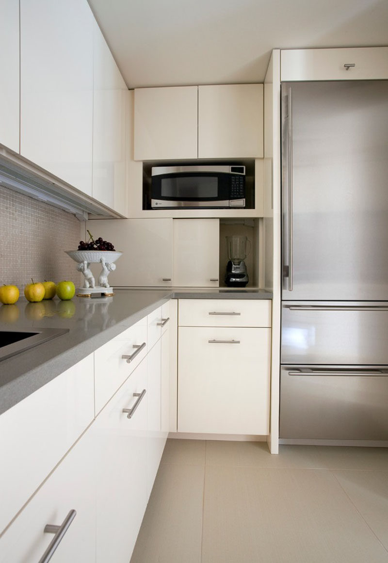 Идея дизайна кухни - храните кухонную технику в специальном гараже для бытовой техники // Раздвижные двери гаража для бытовой техники открываются, открывая просторное укрытие подходящего размера для наиболее часто используемой бытовой техники. #ApplianceGarage #KitchenIdeas #KitchenDesign