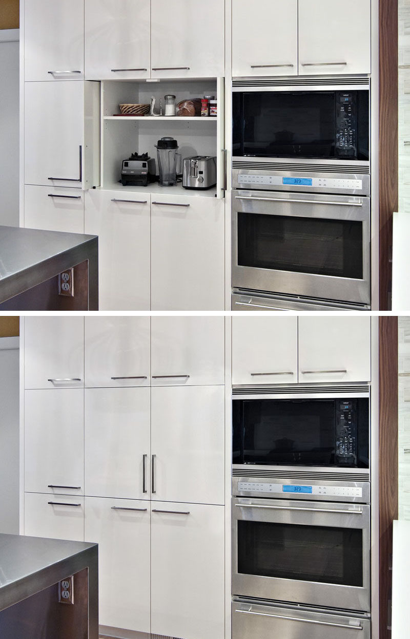 Идея дизайна кухни - храните свою кухонную технику в специальном гараже для бытовой техники // Этот гараж для бытовой техники достаточно высок, чтобы включать в себя вторую полку, в которой находятся некоторые вещи, которые вам, вероятно, понадобятся при использовании бытовой техники в шкафу. #ApplianceGarage #KitchenIdeas #KitchenDesign
