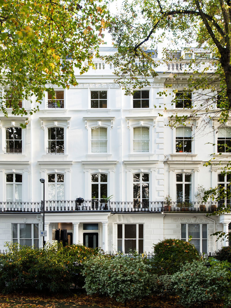 Заказчик обратился к Brosh Architects с просьбой отремонтировать 2 верхних этажа 5-этажного дома в георгианском стиле в Ноттинг-Хилле, Лондон. # Модерн # РемонтИдеи # СовременныйИнтерьер
