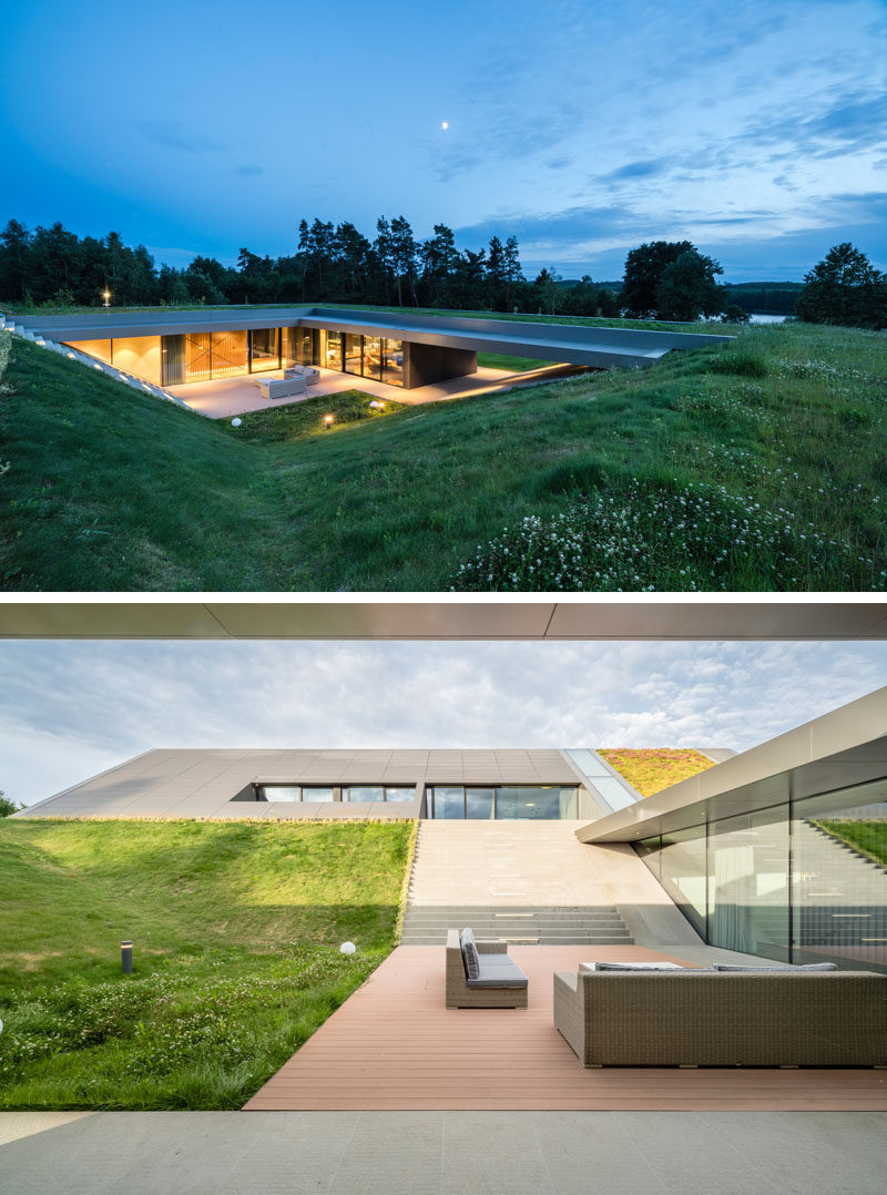 Архитектурные идеи - этот современный дом построен на склоне холма, интегрируясь с окружающим ландшафтом и создавая близость к природе. #ArchitectureIdeas # GreenRoof #ModernHouse #ModernArchitecture #GlassWalls