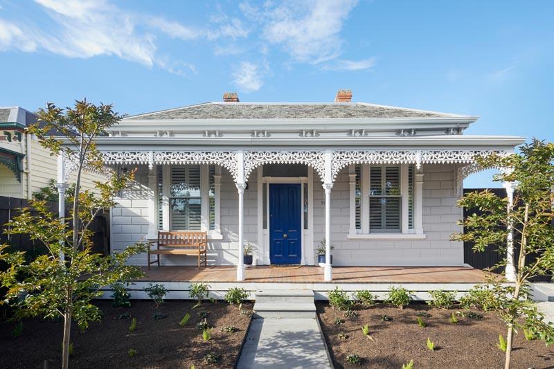 Компания Chan Architecture спроектировала современную пристройку двойной высоты для викторианского дома с террасой, расположенного в Мельбурне, Австралия. # Архитектура #VictorianTerraceHouse