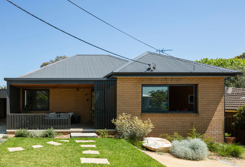  Christopher Polly Architect недавно завершили строительство современной черной задней пристройки к оригинальному дому из желтого кирпича 1960-х годов в Сиднее, Австралия. #AustralianHouse #BrickHouse 