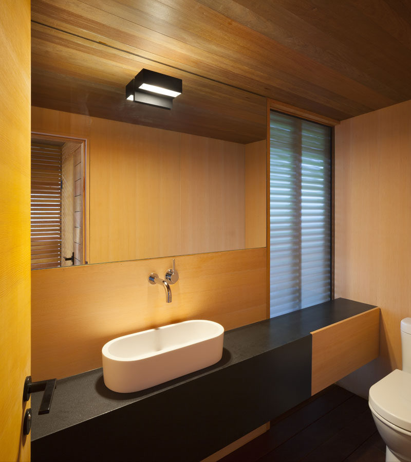 В этом современном домике у бассейна есть ванная комната и раздевалка с панелями из матового стекла, так что естественный свет может проникать внутрь павильона 
