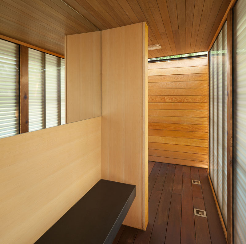 В этом современном домике у бассейна есть раздевалка и душ с матовым стеклом и деревянными решетками, обеспечивающими уединение.