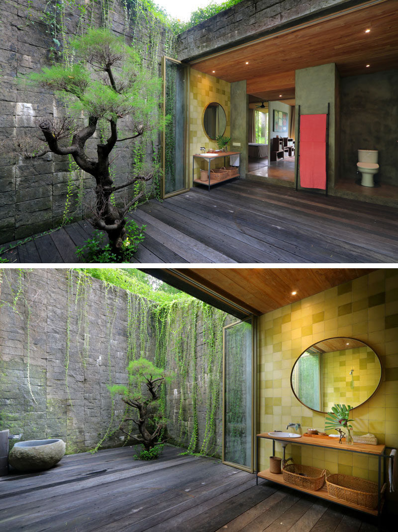  Эта ванная комната выходит в частный двор с каменными стенами и деревом. # Ванная # Двор # Частный двор 