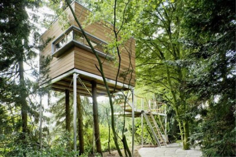 Современный квадратный дом на дереве на металлических сваях