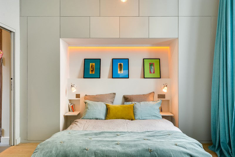 Идеи дизайна спальни - 8 способов создать идеальное окружение кровати с хранением // Персонализируйте свое пространство с помощью искусства - Включите небольшую полку между шкафами, чтобы создать идеальное место для поддержки некоторых из ваших любимых произведений искусства или повесить их прямо на стена.