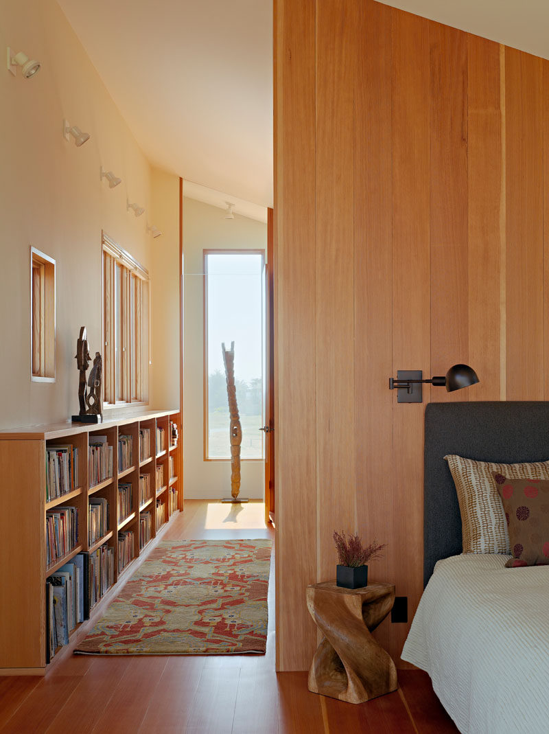 Деревянные полы, стеллажи и стены были использованы для создания ощущения тепла в этой спальне 