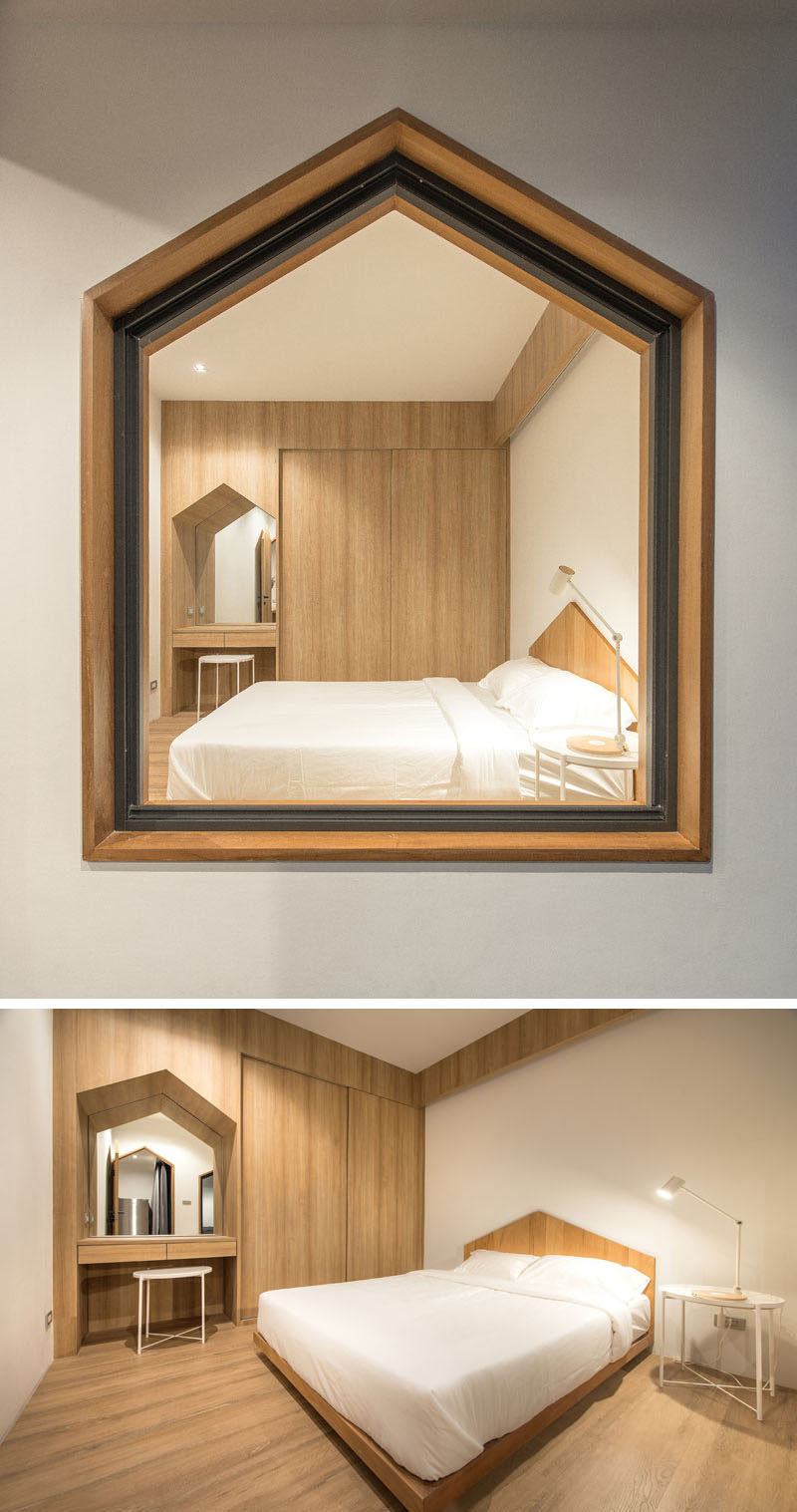Оконная рама, встроенный стол и изготовленный на заказ каркас кровати в этой современной спальне имеют один и тот же остроконечный элемент дизайна. # Фазон # Спальня # Окно