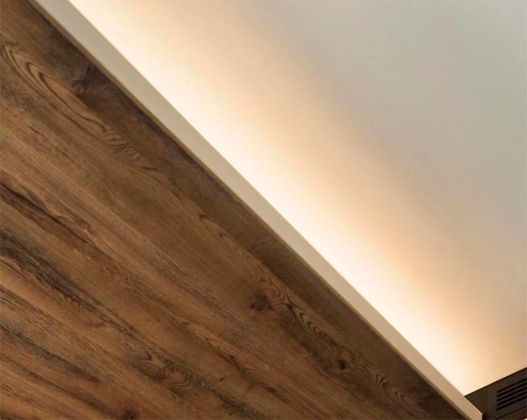 В этой современной спальне есть деревянное изголовье, которое простирается от стены до потолка и действует как открытый деревянный балдахин, добавляя естественности к комнате и определяя пространство для кровати. Он также имеет скрытое освещение, которое создает мягкое свечение и подчеркивает элемент дизайна. # Изголовье дерева # ОберткаПлоскость # СовременнаяСпальня # СпальняДизайн