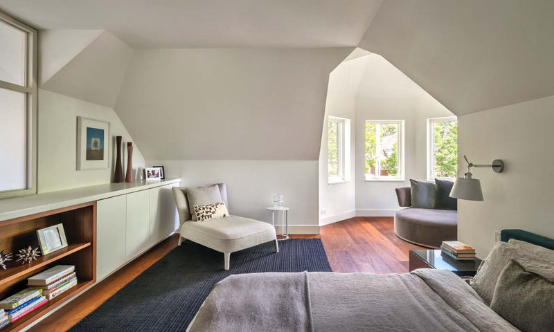 Идея дизайна спальни - 7 способов создать теплую и уютную спальню // Добавление в спальню большего количества мебели, например кресла, гостиной или дивана, делает пространство уютнее, занимая больше места и добавляя текстуры.