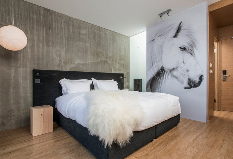 Идеи дизайна гостиничных номеров для использования в собственной спальне // Добавьте элементы комфорта, такие как одеяла, подушки, овечьи шкуры и т. Д.