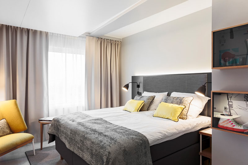 Идеи дизайна гостиничных номеров для использования в собственной спальне // Добавьте элементы комфорта, такие как одеяла, подушки, овечьи шкуры и т. Д.