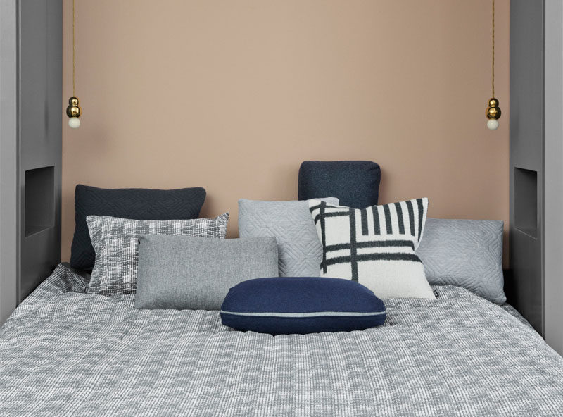 Идея дизайна спальни - 7 способов создать теплую и уютную спальню // Использование подушек разных размеров, цветов и материалов добавляет еще больше глубины и текстуры, чтобы создать еще более теплую спальню.