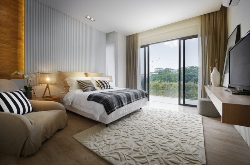 Идея дизайна спальни - 7 способов создать теплую и уютную спальню // Коврики мгновенно придают спальне теплый оттенок и текстуру.