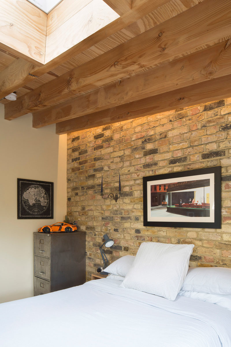 Идеи для спальни - в этой спальне кирпичная стена служит фоном для кровати, в то время как деревянные балки оставлены открытыми, а окно в крыше добавляет естественный свет. #BedroomIdeas
