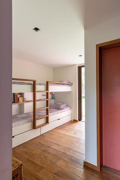 В этой современной спальне есть изготовленные на заказ двухъярусные кровати, что позволяет нескольким людям спать в одной комнате.