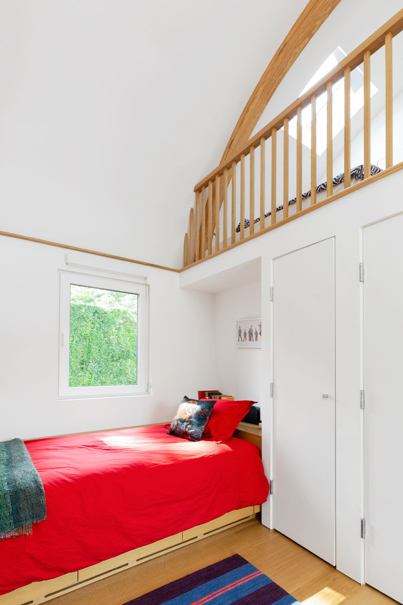 Идеи для спальни - в этой спальне кровать расположена вдоль стены под окном, а на возвышении используется высокий потолок. #BedroomIdeas # ЛофтСпальня