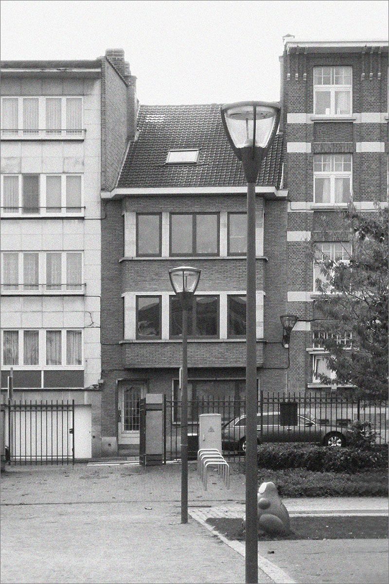 ДО - Atelier Tom Vanhee отремонтировало верхнюю часть здания в Брюсселе, Бельгия, и превратило его в современный дом на крыше, занимающий два этажа.