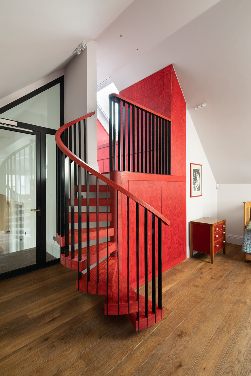 Идеи лестницы - Дугласская пихта, пропитанная маслом из красного льна, и изготовленные на заказ скобяные изделия были использованы для создания встроенного хранилища и винтовой лестницы, ведущей в соответствующую ванную комнату. # Спиральные лестницы # Красные кабинеты # Идеи лестницы