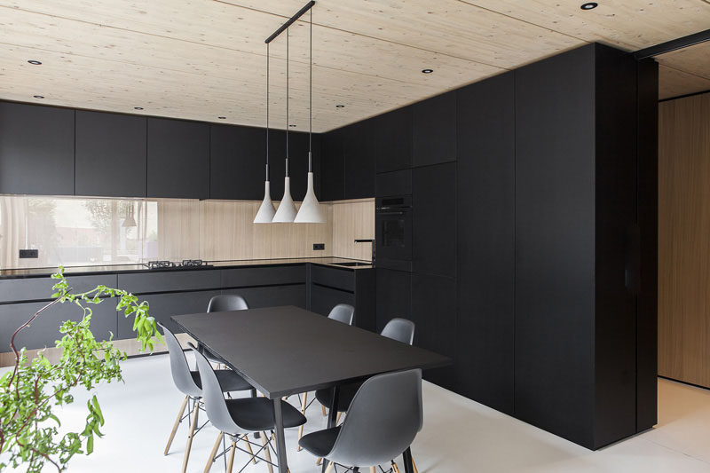Установка всей черной мебели - смелый способ привнести черный цвет на вашу кухню. #BlackKitchen #KitchenDesign #BlackCabinets
