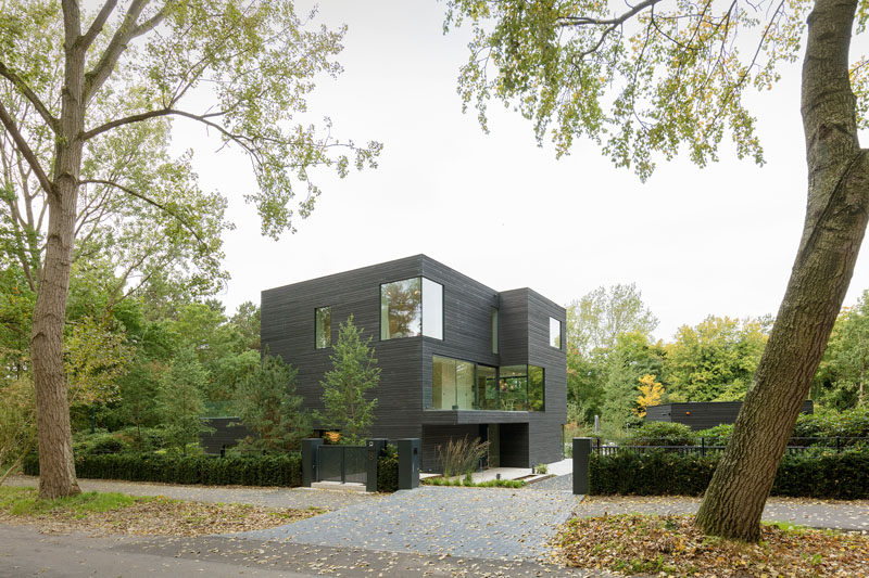  Архитекторы RAU недавно завершили строительство виллы S, дома в Гааге (Нидерланды), которая покрыта Shou Sugi Ban (почерневшее дерево), чтобы создать целостный вид дома. # Архитектура #ModernHouse #BlackHouse #ShouSugiBan 