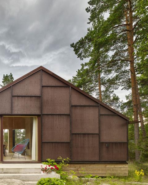 Фасад из черненой фанеры придает этому современному дому смелость и отдает дань уважения шведским строительным традициям использования дерева. # Черненая фанера # Архитектура # Современный дом 