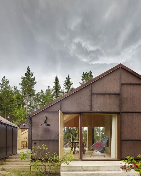 Фасад из черненой фанеры придает этому современному дому смелость и отдает дань уважения шведским строительным традициям использования дерева. # Черненая фанера # Архитектура # Современный дом 