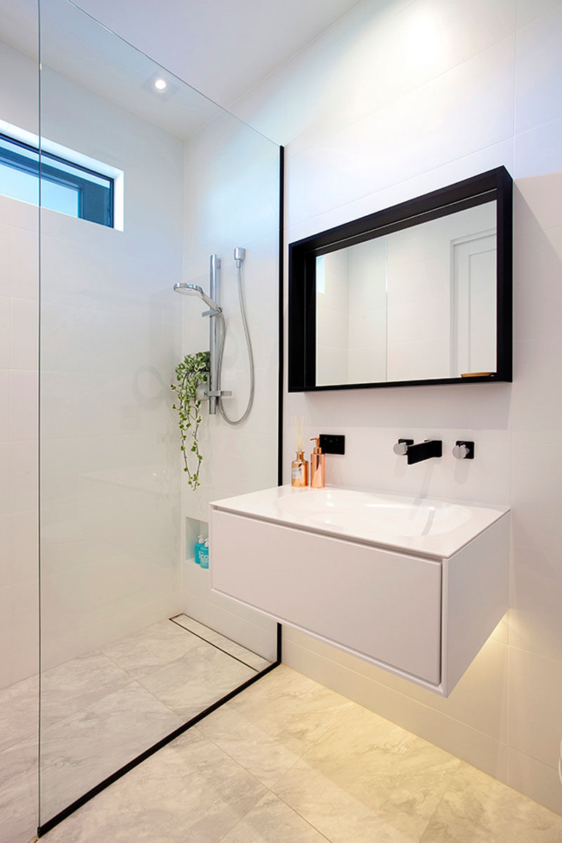 Идеи дизайна ванной комнаты - черные рамы для душа // Частичная рама вокруг стекла в душевой кабине уникальным образом определяет пространство и подчеркивает черный цвет вокруг рамы зеркала и фурнитуры раковины.