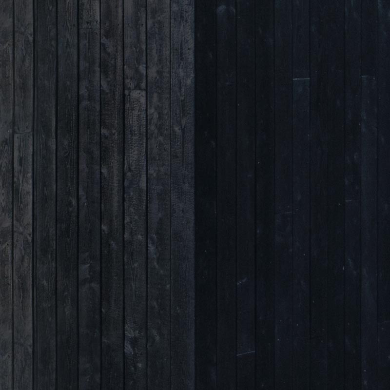 Этот современный черный дом отделан обугленным деревянным сайдингом, который обеспечивает слой гидроизоляции и защиты. #ShouSugiBan #CharredWoodSiding #BlackCladding #BlackHouseSiding #BlackWoodSiding # Архитектура