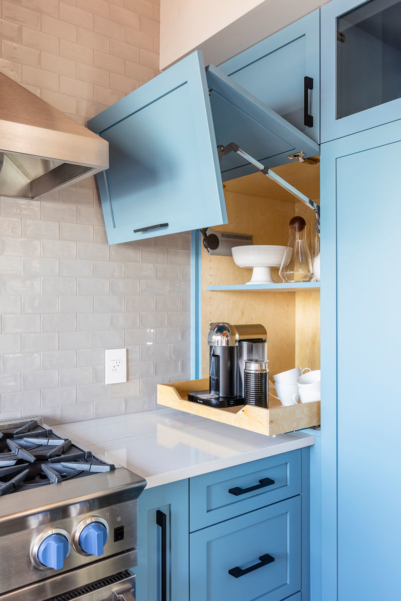 Идеи для кухни - Эта современная кухня с матовыми голубыми шкафами имеет шкаф с подъемной дверцей, который предназначен для кофейной станции. #KitchenIdeas #BlueKitchen #KitchenDesign #ApplianceGarage #CoffeeStation
