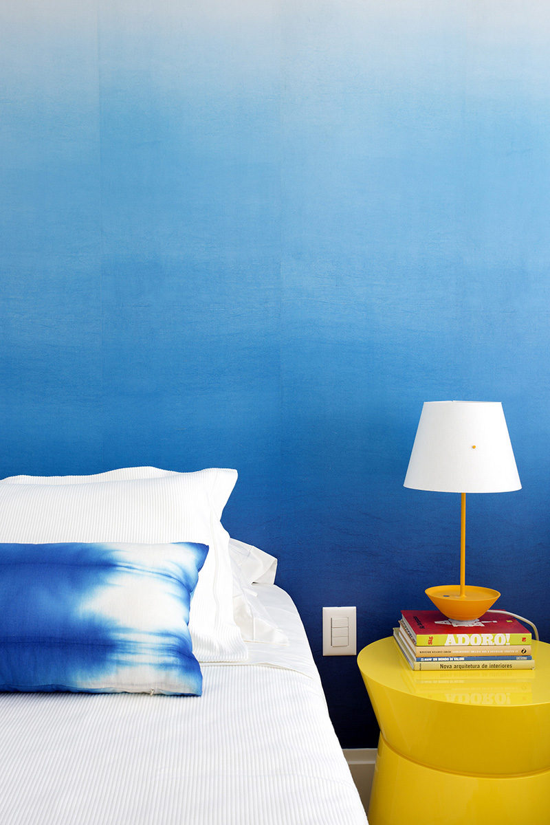 Идеи дизайна спальни - дизайнеры этой квартиры использовали омбре обои в спальне, чтобы создать акцентную стену, которая будет стильной и менее подавляющей, чем полностью синяя стена. #BlueWall #BlueWallpaper #OmbreWall #BedroomDesign # ModernBedroom