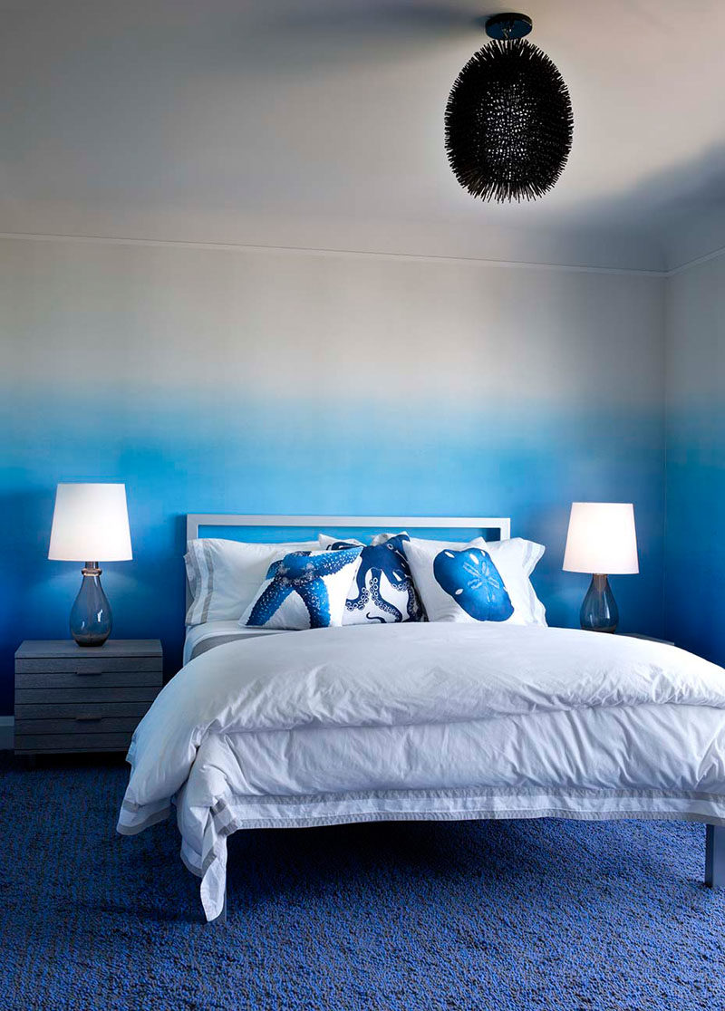 Идеи для спальни - в этой современной спальне акцент омбре начинается с смелого синего ковра, поднимается по стене и переходит в мягкий лавандовый потолок. # Ombre #BedroomIdeas # ModernBedroom # BlueBedroom