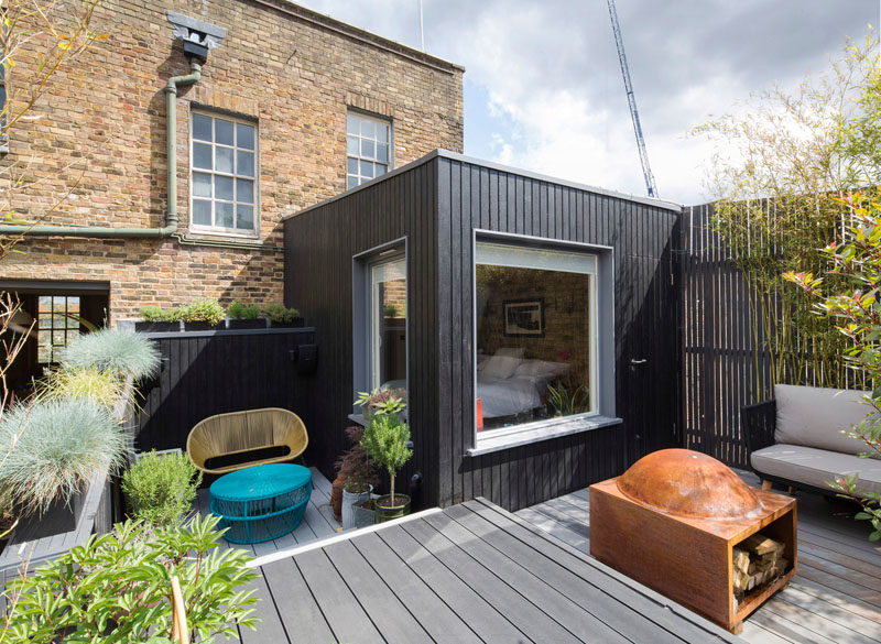 Компания Nicholas Kirk Architects завершила реконструкцию старинного особняка в Лондоне, Англия, который включал новую спальню из обгоревшего дерева. #ShouSugiBan #BedroomAddition #BlackenedTimber