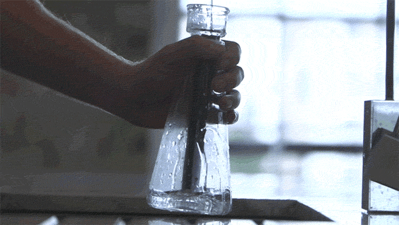 Стеклянная бутылка для воды с обугленным бамбуковым фильтром.
