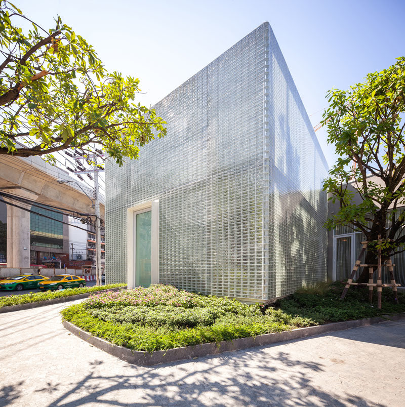 Архитектурные идеи - 20 000 прямоугольных стеклянных блоков были использованы для создания современного здания, которое также скрывает внутренний двор. #GlassBlocks #Architecture #BuildingIdeas